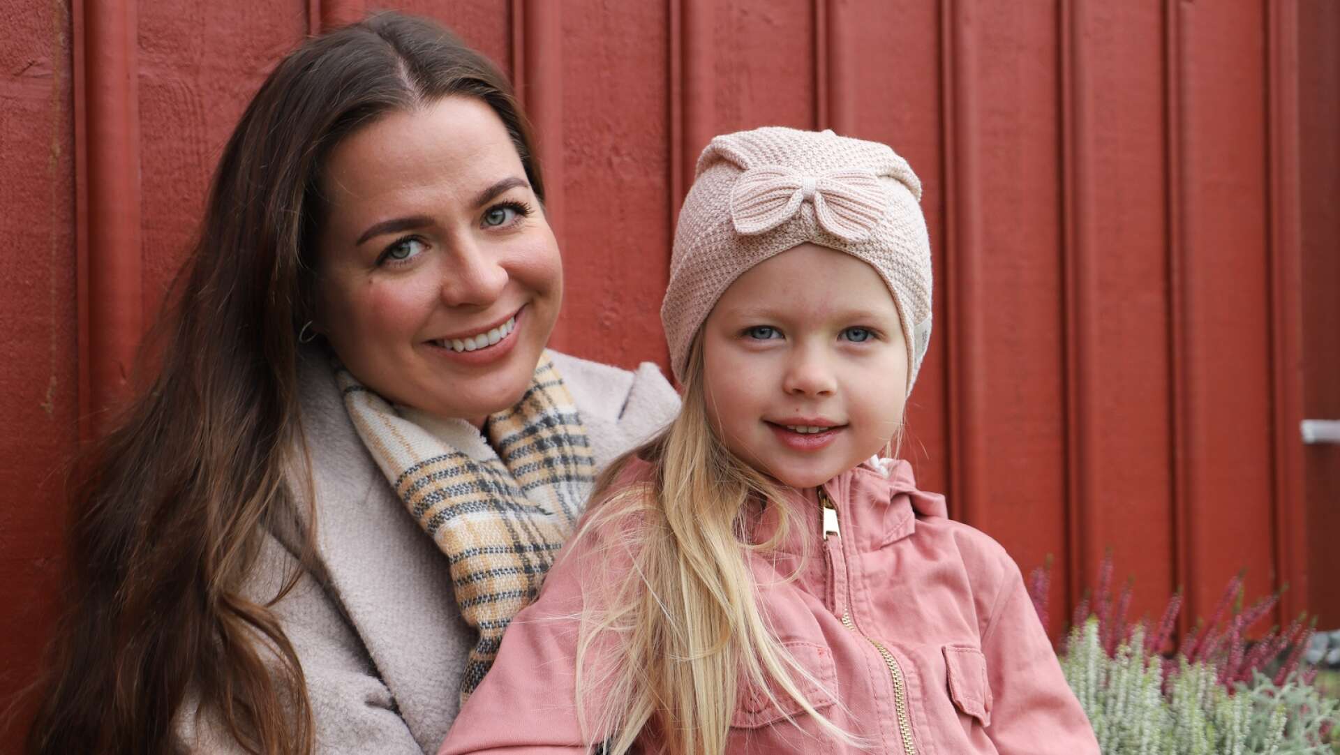 Emelie Hjoberg med femåriga dottern Ophelia som har diabetes typ 1. Sjukdomen förändrade hela livssituationen för båda.