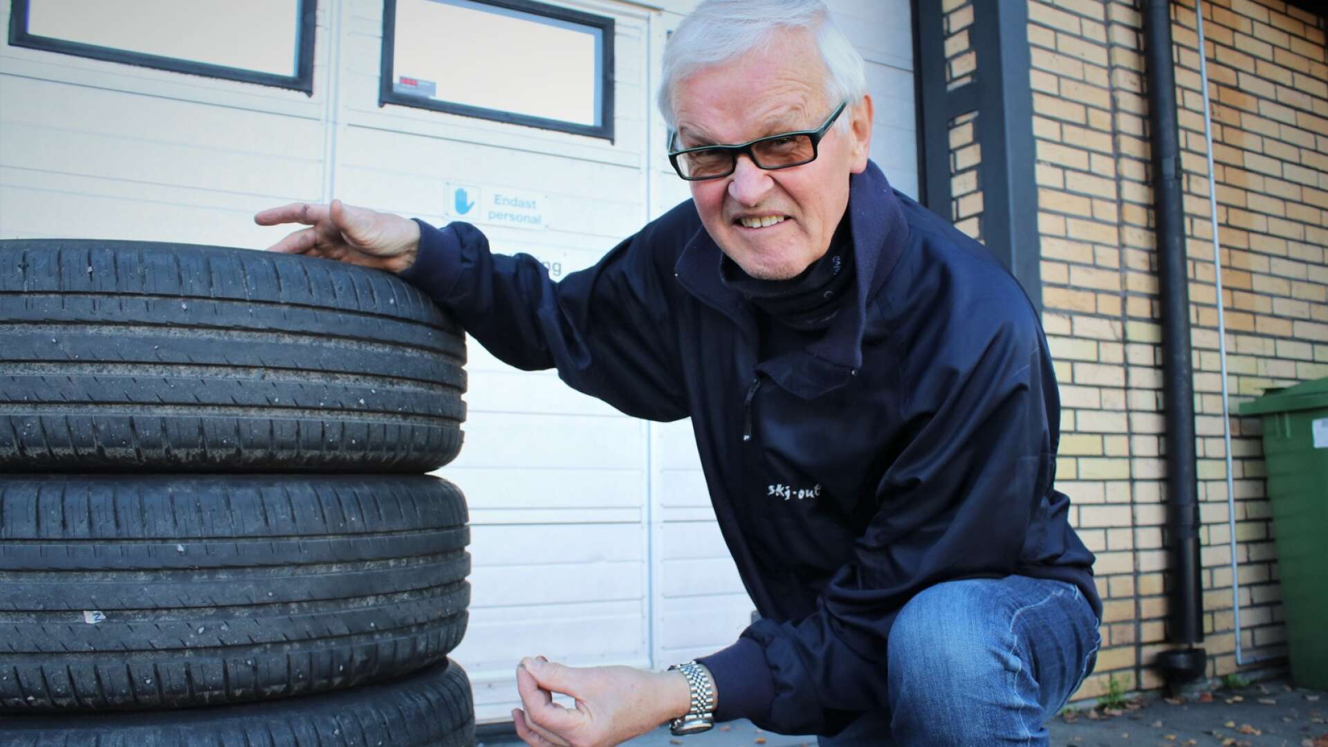 Harald Gjelsvik fick sina nya däck fyllda med vassa småstenar när han körde på nylagade Järnbruksgatan i Svaneholm. 
