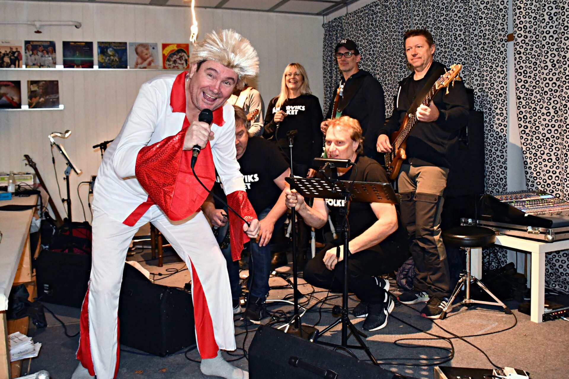 Ämterviksfolket är en musikgrupp från Västra Ämtervik som gillar att showa för publiken. Efter en paus 2020, var det dags igen, i samband med årets julbord.