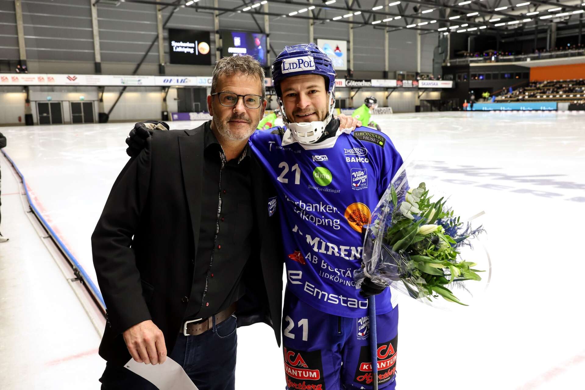 Christoffer Edlund uppvaktades med blommor av Villas ordförande Per Alexanderson för sina 300 mål i Villatröjan.