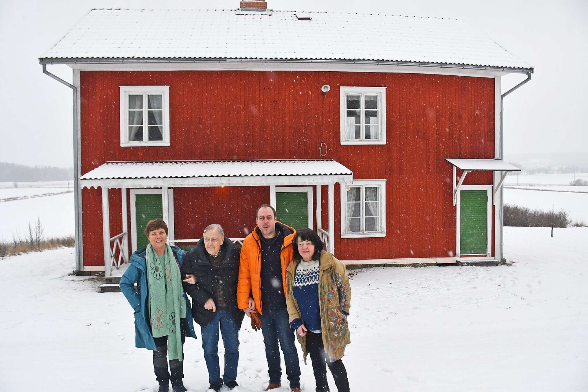 Anette Rhudin, Hilding Bergqvist, Andreas Slätt och Marja i Myrom (från vänster) arbetar tillsammans med en bok om Hildings minnen från julfiranden med Selma Lagerlöf. Här står de framför arbetarbostaden där Hildings föräldrar bott. 