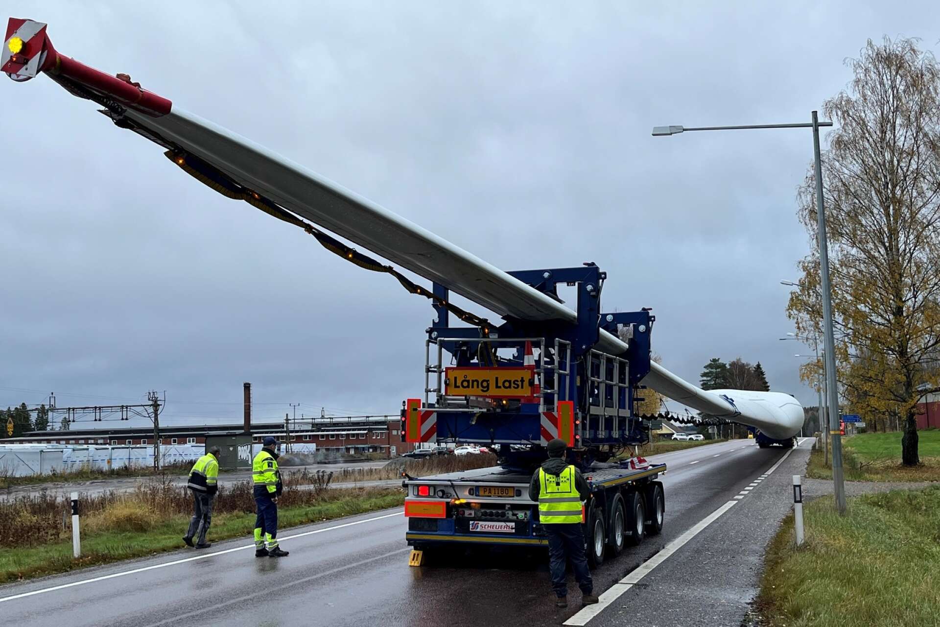 En belgisk konvoj tappade en vinge till ett vindkraftverk i vägrenen på E45 genom Värmlandsbro vilket orsakade besvärligt och långvarigt bärgningsarbete.