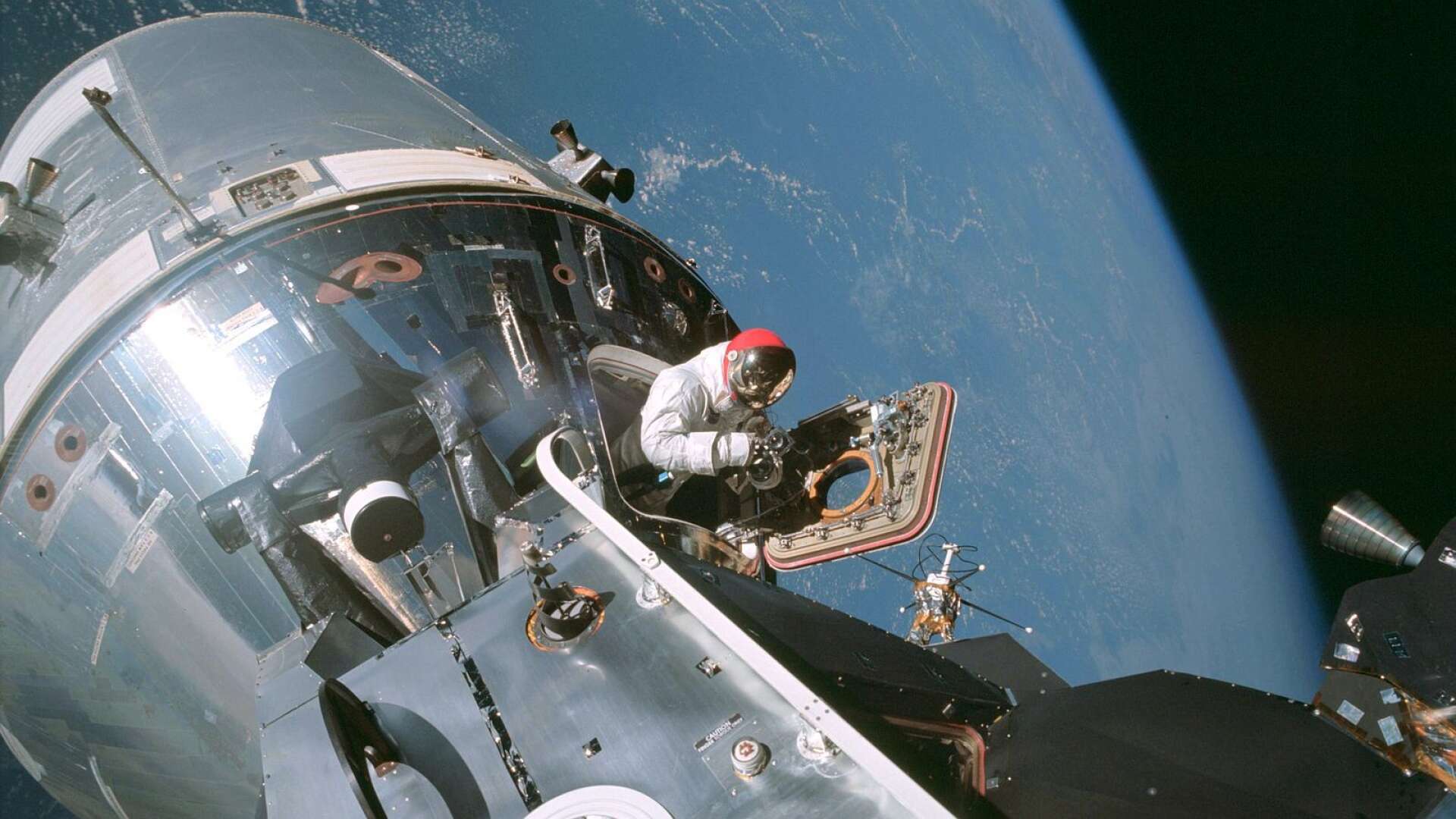Kommandomodulens pilot Dave Scott fotograferad av Rusty Schweickart från månlandarens utgångsplattform.