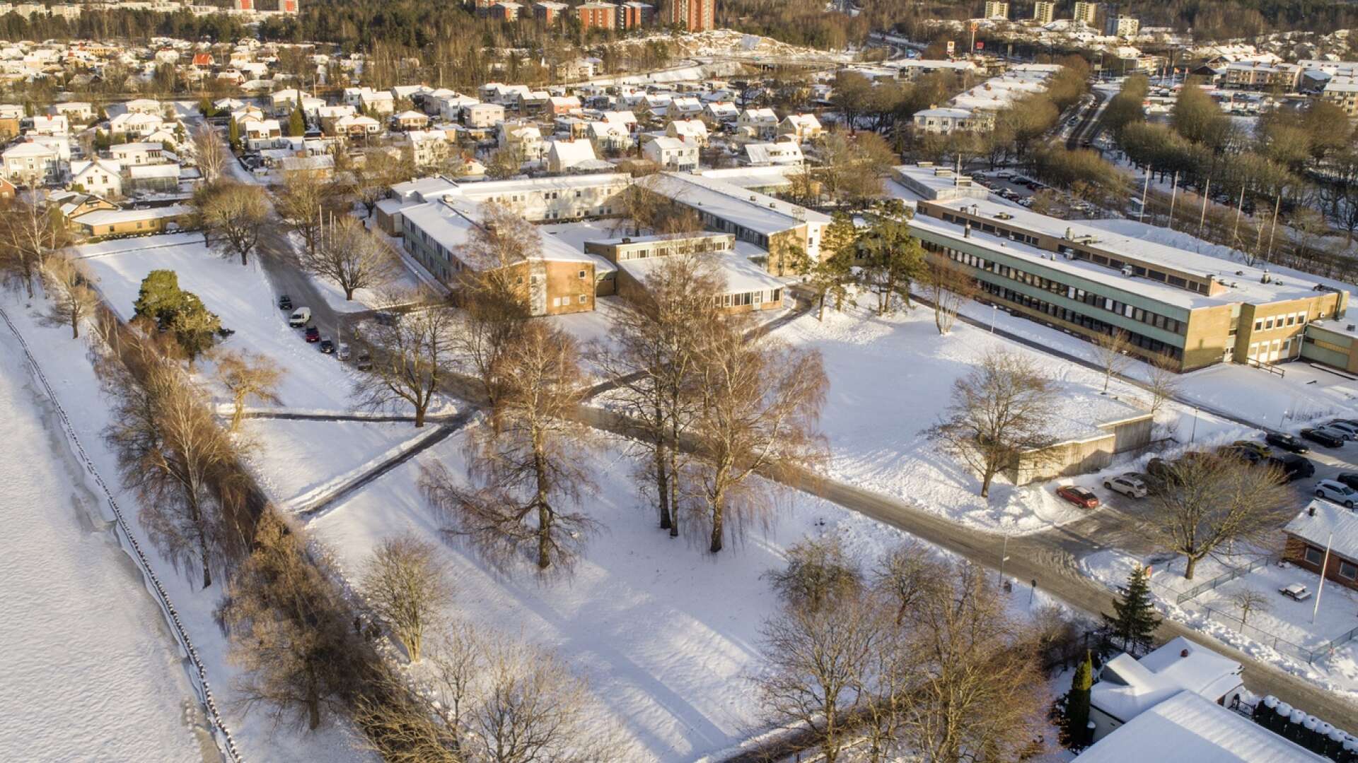 Nu lägger Karlstads kommun i en högre växel för att få fram en ny detaljplanen för tomten där Älvkullegymnasiet tidigare huserat. Ett första förslag innehåller 100 bostäder och eventuellt en förskola.