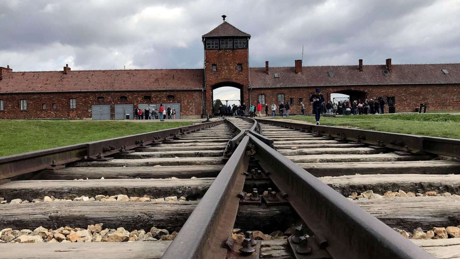 Eleverna i årskurs nio har kämpat för att få resa till Auschwitz i Polen, men har fått ett definitivt nej.