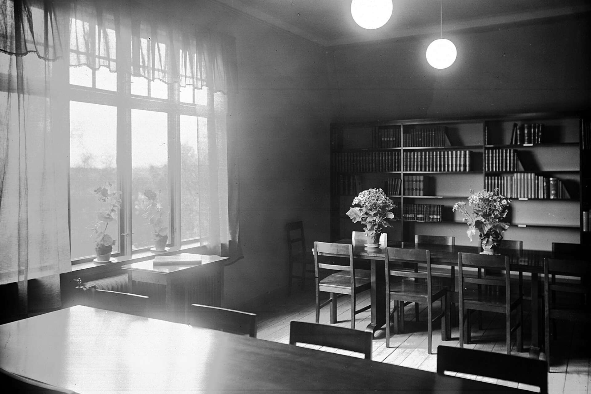 En tidig bild från biblioteket i Sifhällagården. Läsesalens storlek imponerade när ST gjorde reportage om de då nya bibliotekslokalerna. Bilden är sannolikt tagen av Ludvig Åberg och ingår i hembygdsföreningens arkiv.