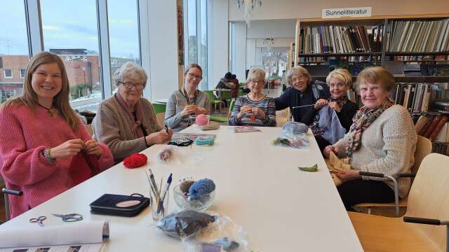 Varannan vecka är det handarbetscafé på Sunne bibliotek. ”För mig som nyinflyttad är det här ett roligt socialt sammanhang”, konstaterar Anna Tobiasson (till vänster). 