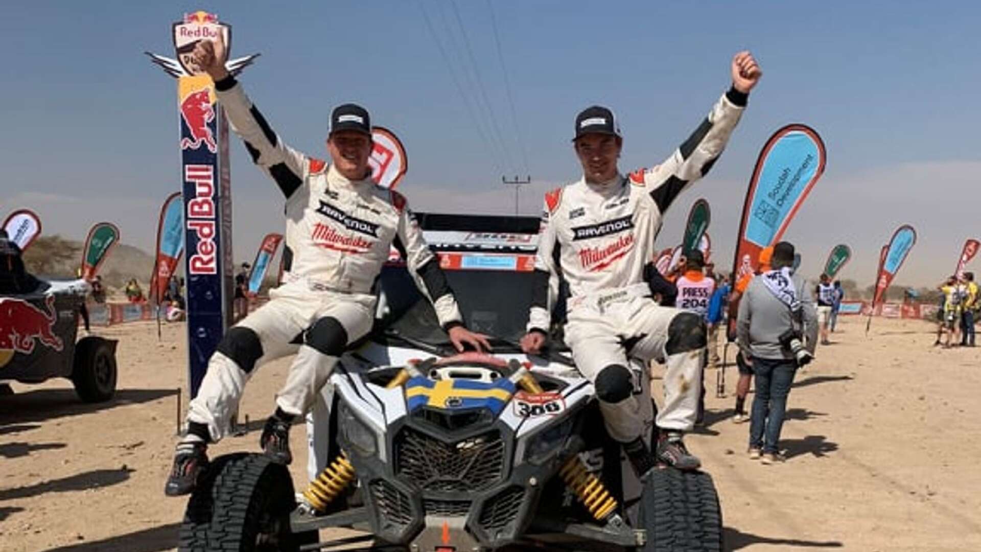 Wouter Rosegaar, kartläsare och Sebastian Eriksson glada efter målgång som totaltvåa i Dakarrallyt.