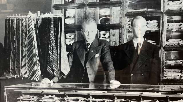 Helmer Sveder till vänster, intill sin bror Erik. Troligen från invigningen av klädbutiken 1939.