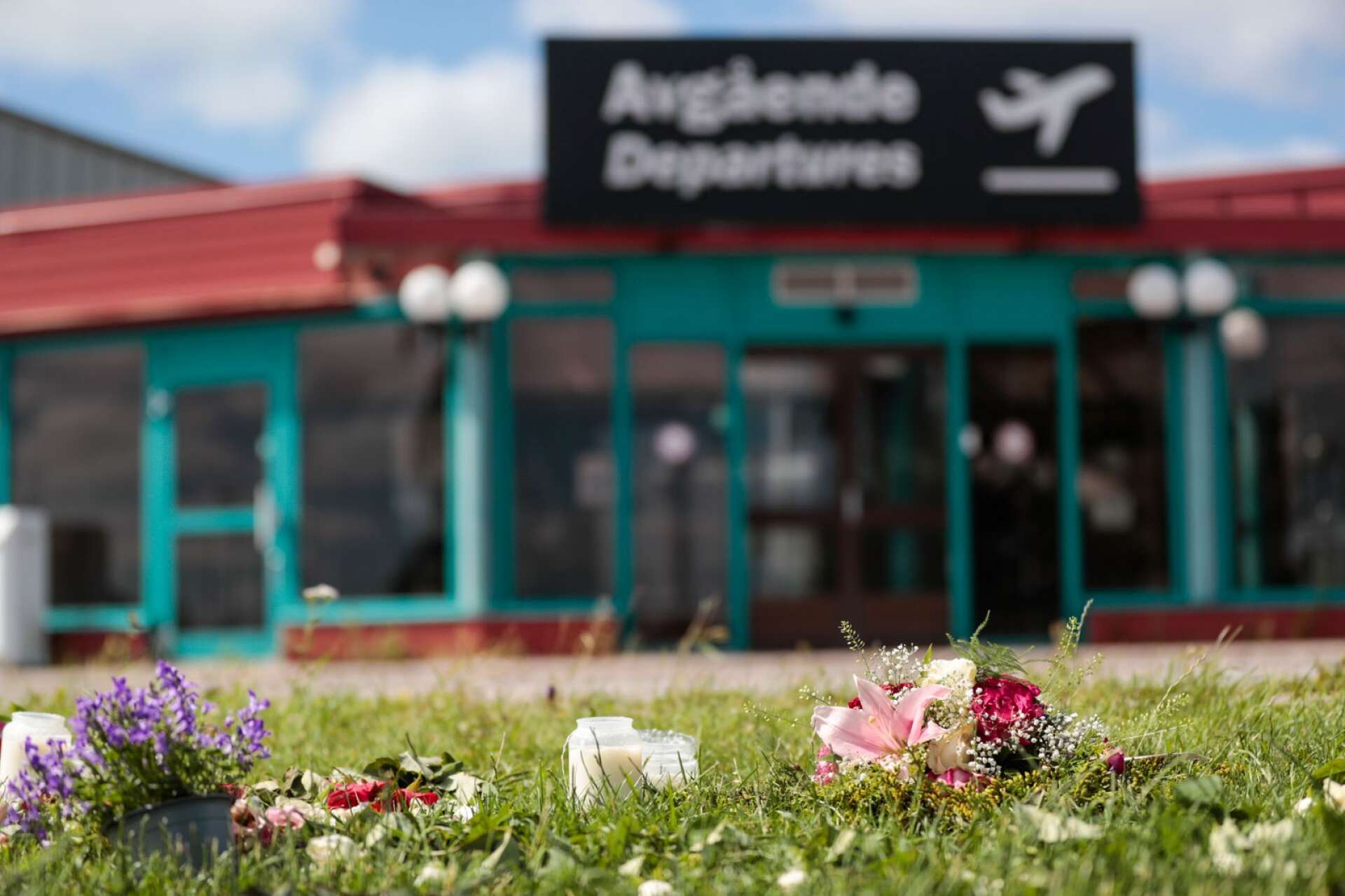 Många har lämnat blommor i gräset vid Örebro flygplats.