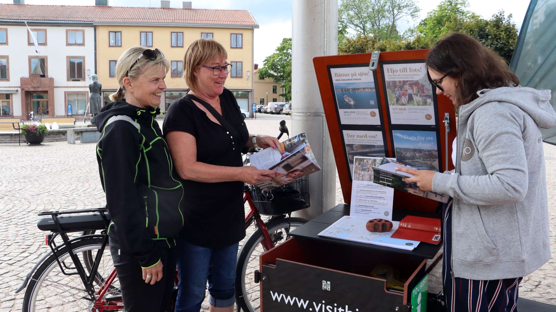 Carina Lind och Anna-Karin Scherdin från Brålanda besökte Elsa Fägerhag i den mobila infopointen för att få tips om en plats där de kunde se ut över Vättern. 