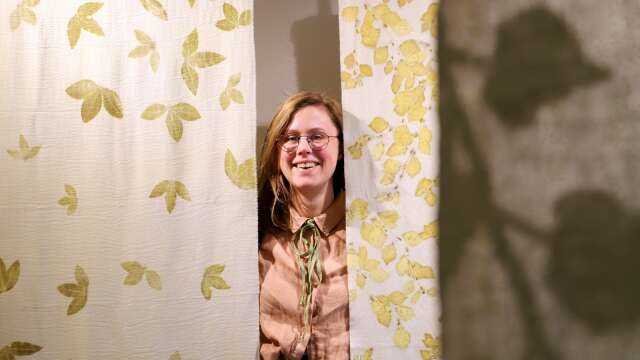 Therese Henner från Brunskog går tätt inpå växterna i sitt textila hantverk. Nu ställer hon ut sin utställning ”Skuggor av växtlighet” hos Konsthantverkarna i Karlstad, från 28 oktober till 22 november.