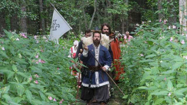 En procession hölls för att inviga en ny stig i vikingabyn Gladhem i Nysäter när man mindes och hedrade tre profiler som gick bort tidigare i år. 