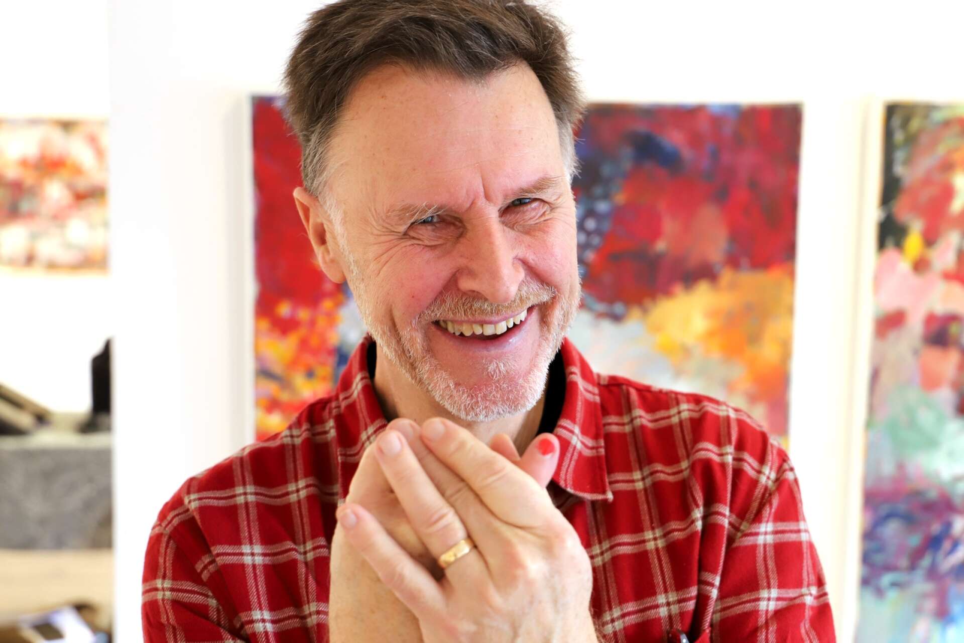 I januari ställde Gunnar Lidén, präst och konstnär, ut måleri på Galleri Konst i Karlstad, Kika. Utställningen heter Spår och sådana kan se ut på olika sätt. Exempelvis kan det sätta sina spår att måla tillsammans med sitt barnbarn - då kan morfar få en röd nagel.
