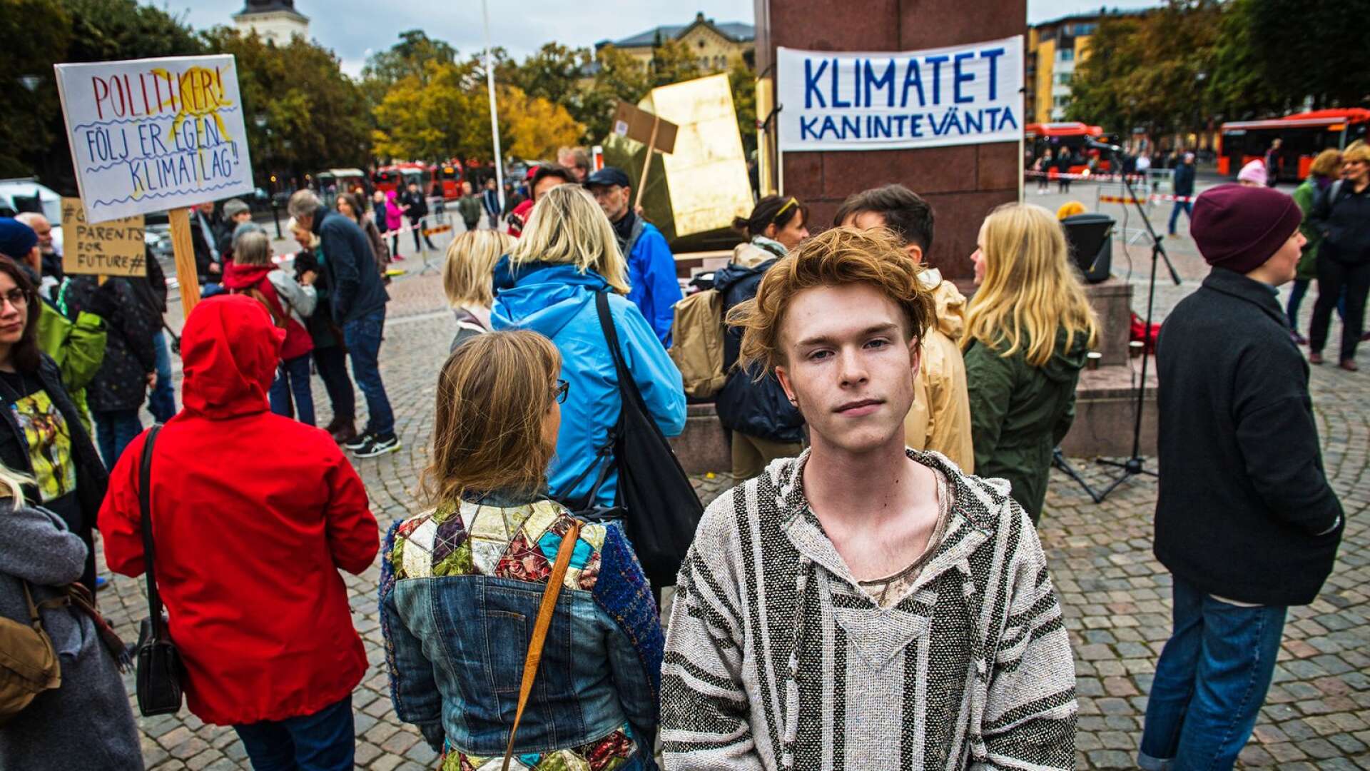 Ludvig Nahnfeldt har manifesterat på Stora torget i Karlstad sedan i vintras. På fredagen fick han sällskap av bortåt 300 andra. &quot;Det här är början på något stort&quot;, tror han.