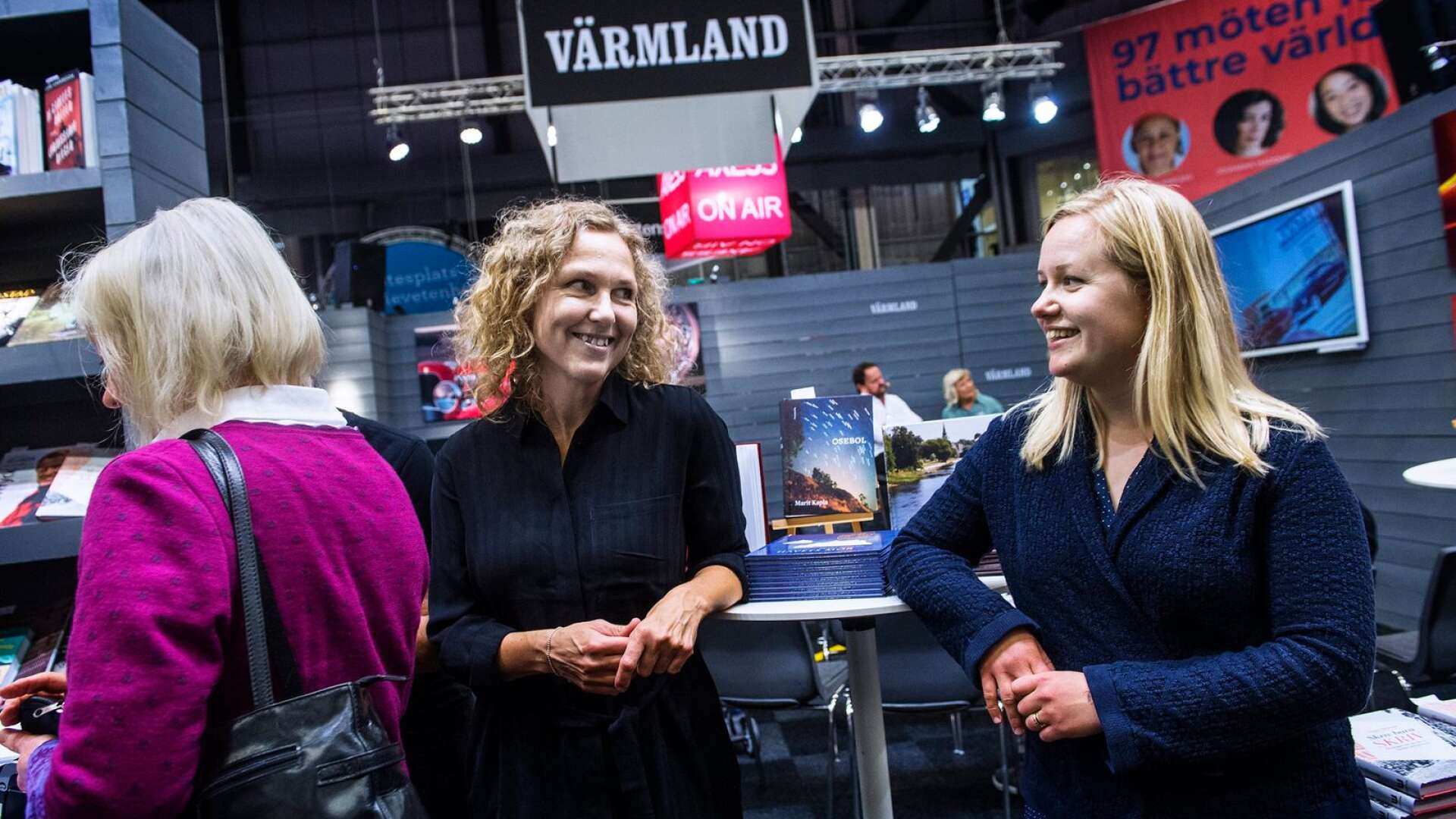 Marit Kapla och Helena Lundgren Landin i Värmlandsmontern förra året. 
