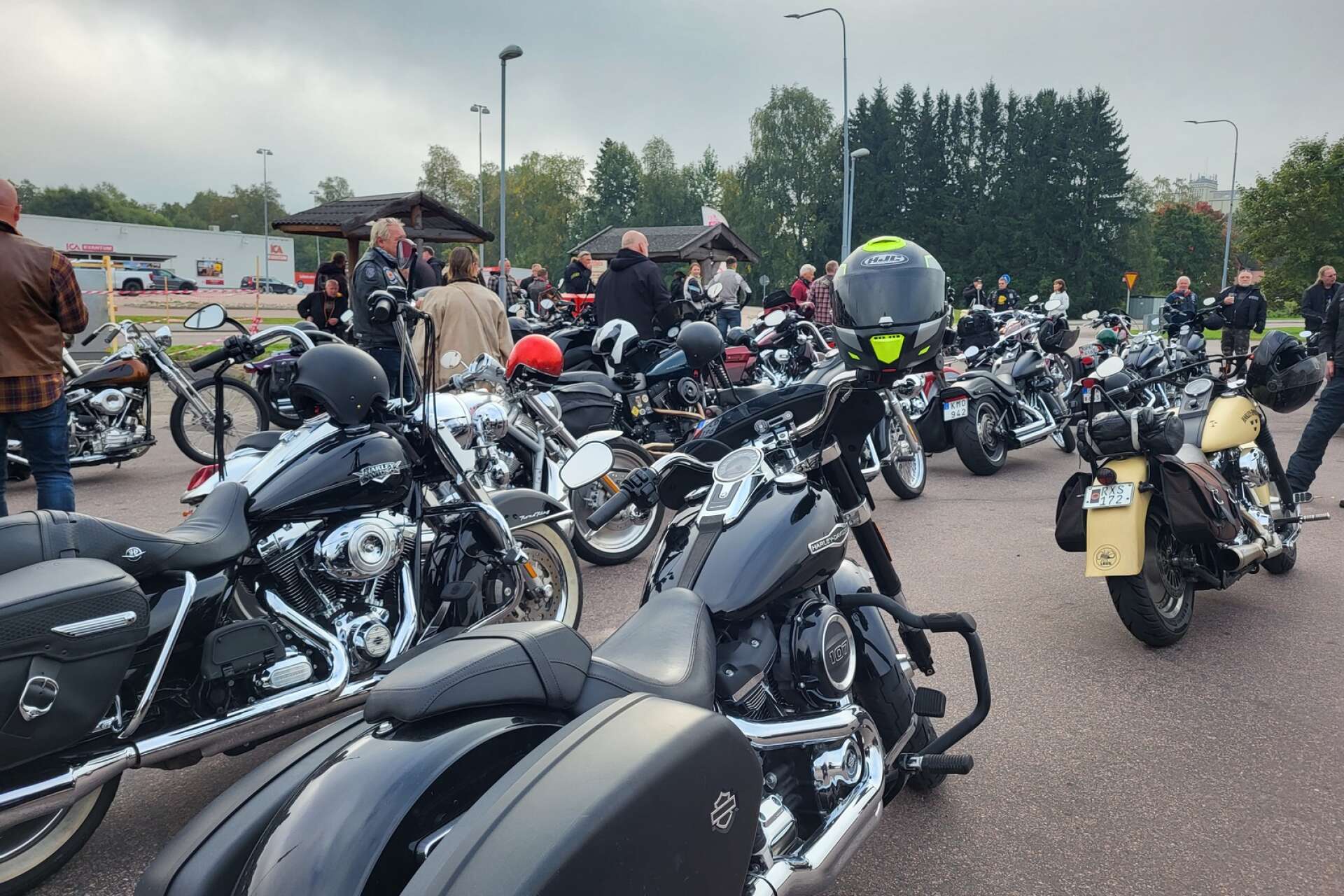 Utställningen Motorcycle Inferno gick av stapeln den 9 september på Laxholmen i Munkfors. Det var för femte gången i ordningen som utställningen arrangerades. Ett gäng Harley-Davidsonentusiaster från Filipstad samlades utanför OK Q8 för att åka på utställningen. 