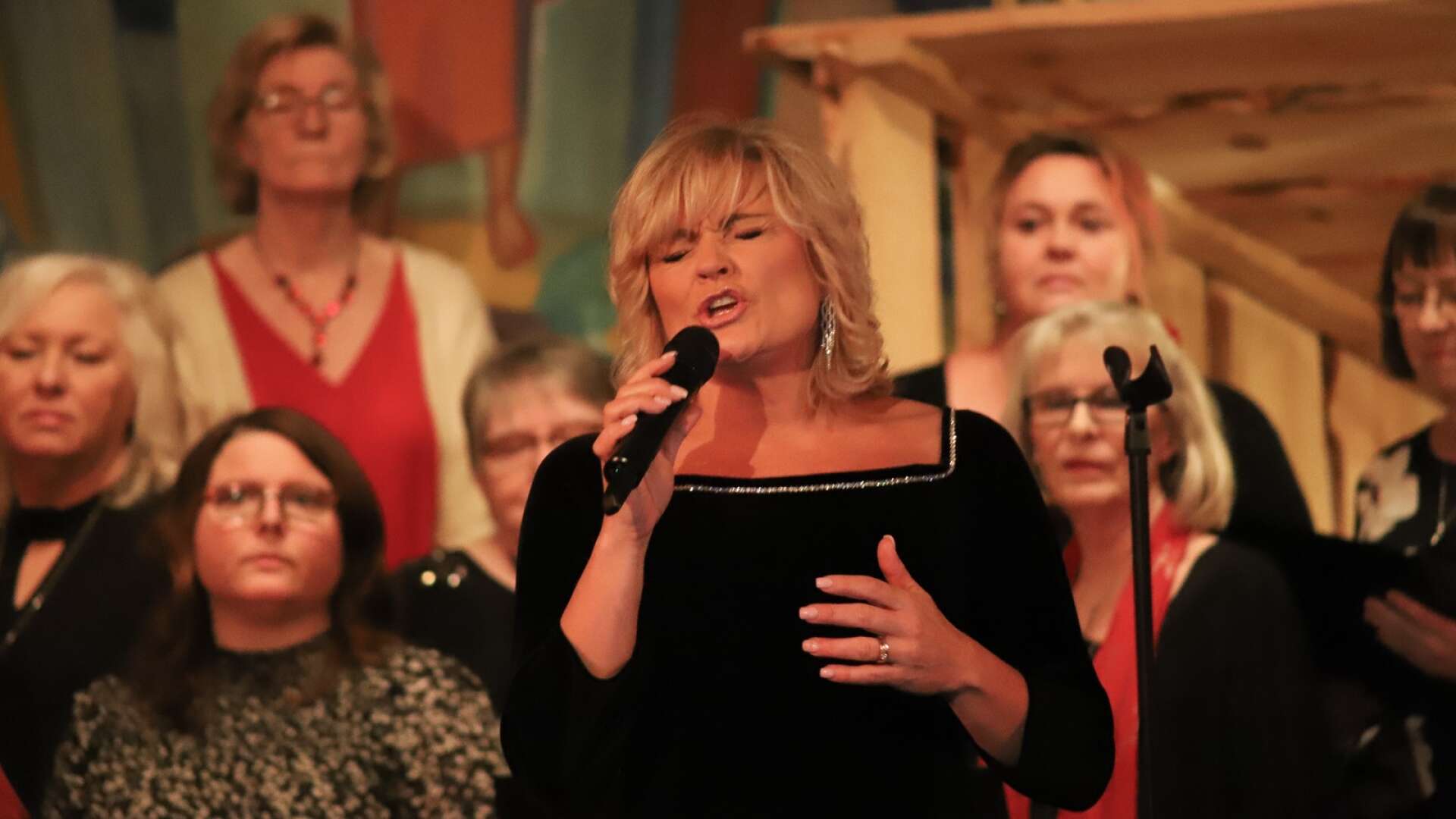 Ingivild Nagell-Dahl sjöng både kraftfullt med känsla under måndagens julkonsert i Bengtsfors kyrka.
