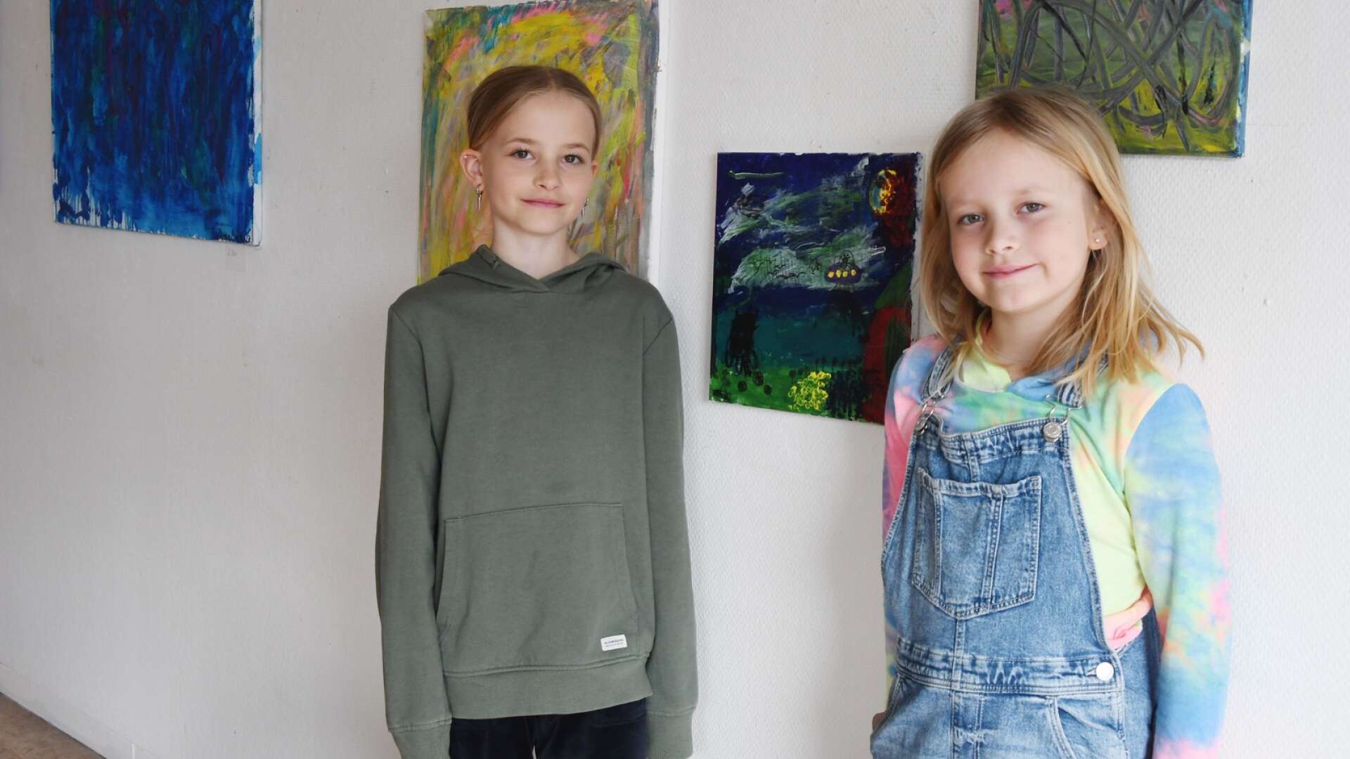 Systrarna Ella och Vilma Hedberg - 8 och 10 år gamla hade vernissage på Galleri 39 på lördagen.