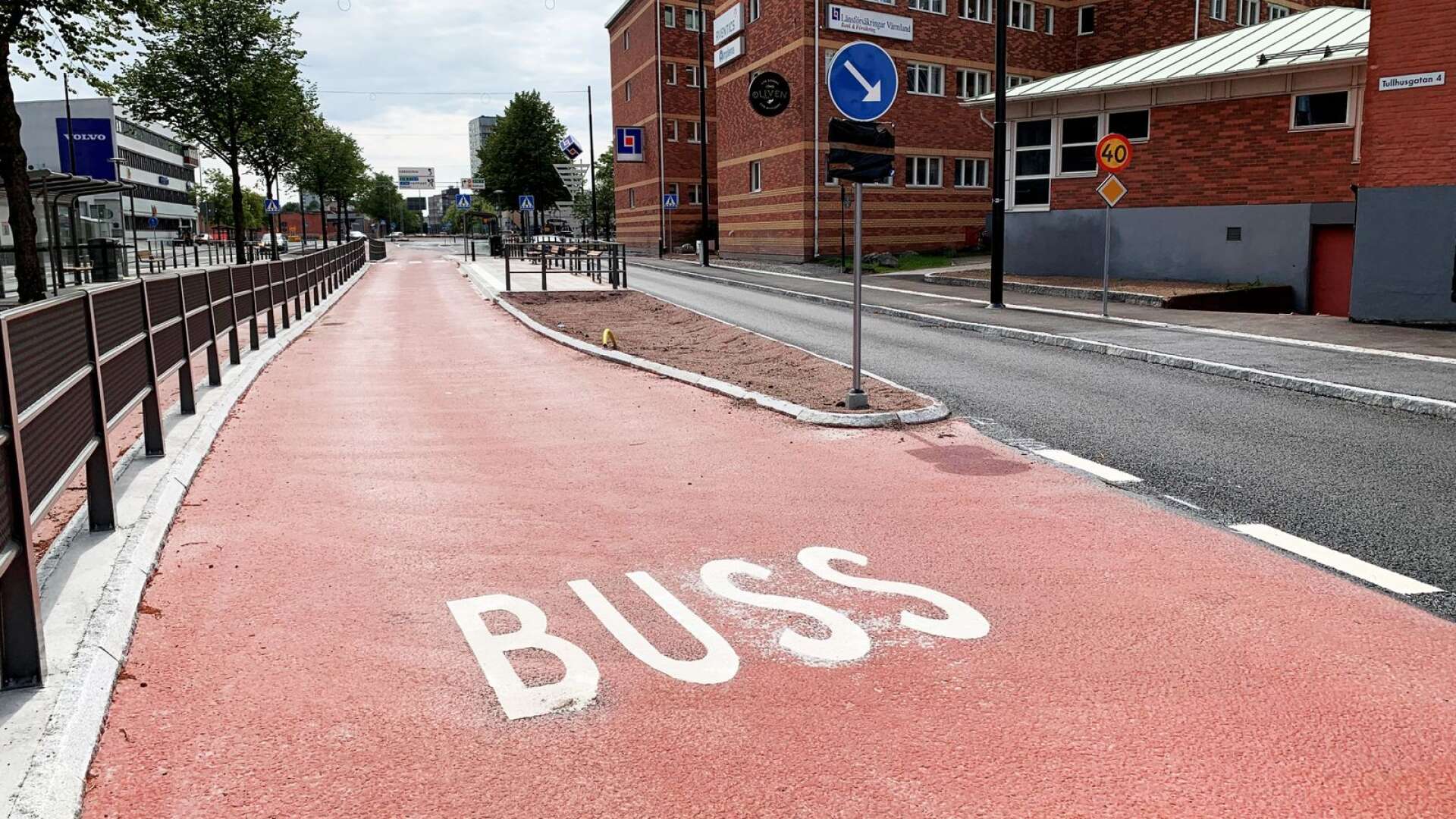 Röd bussfil – snart normen i Karlstad.