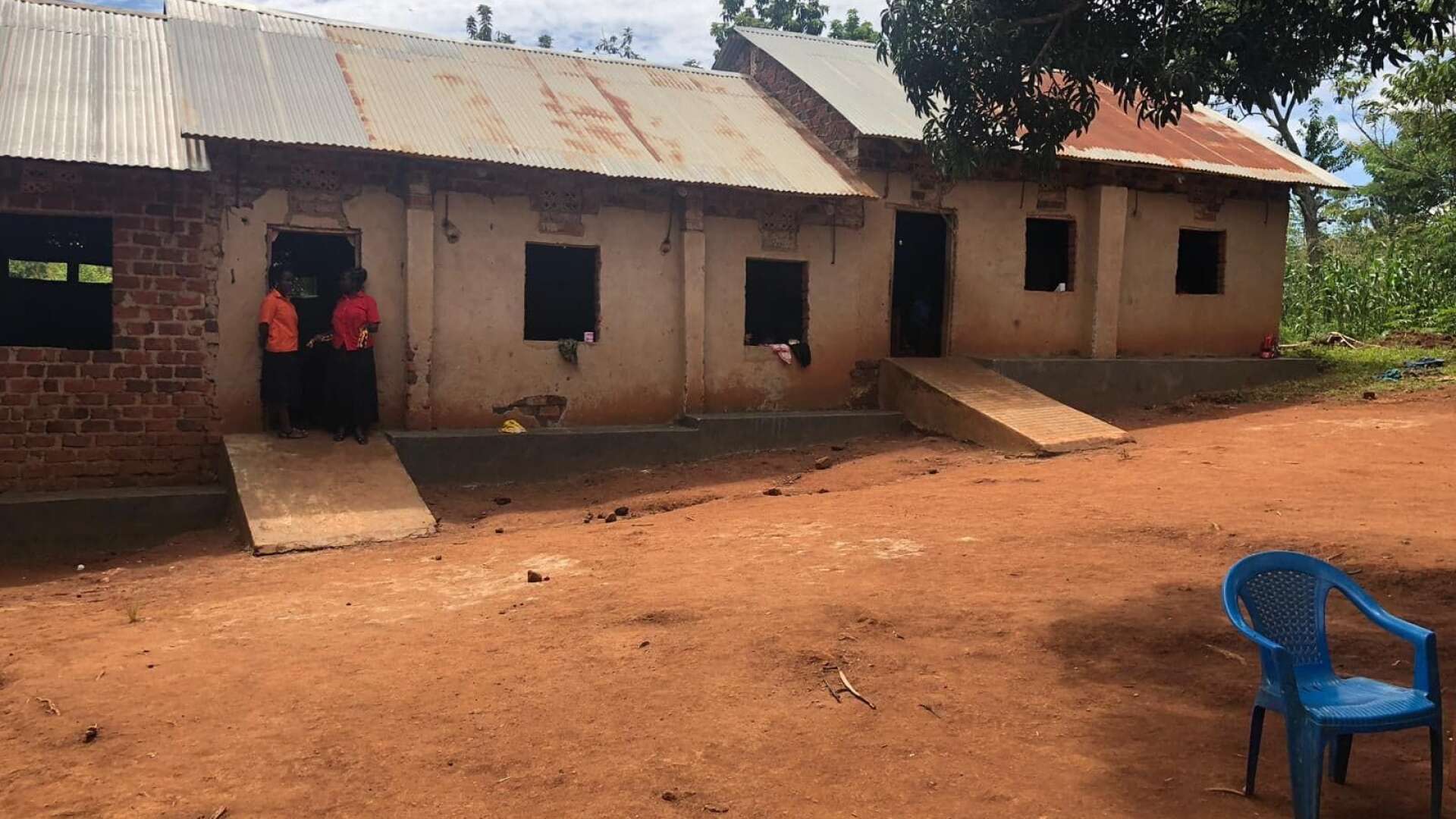 Skolan i Kasanje ligger söder om Ugandas huvudstad Kampala. Just nu pågår en omfattande upprustning av skolan. Det är bland annat till detta som de pengar som samlas in i Sverige går.