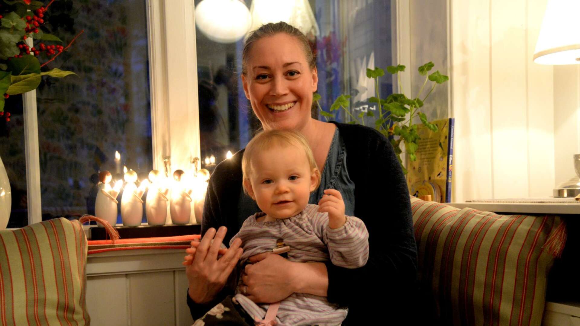 Operasångerskan Karolina Andersson med sin dotter Elsa hemma i Högvalta.