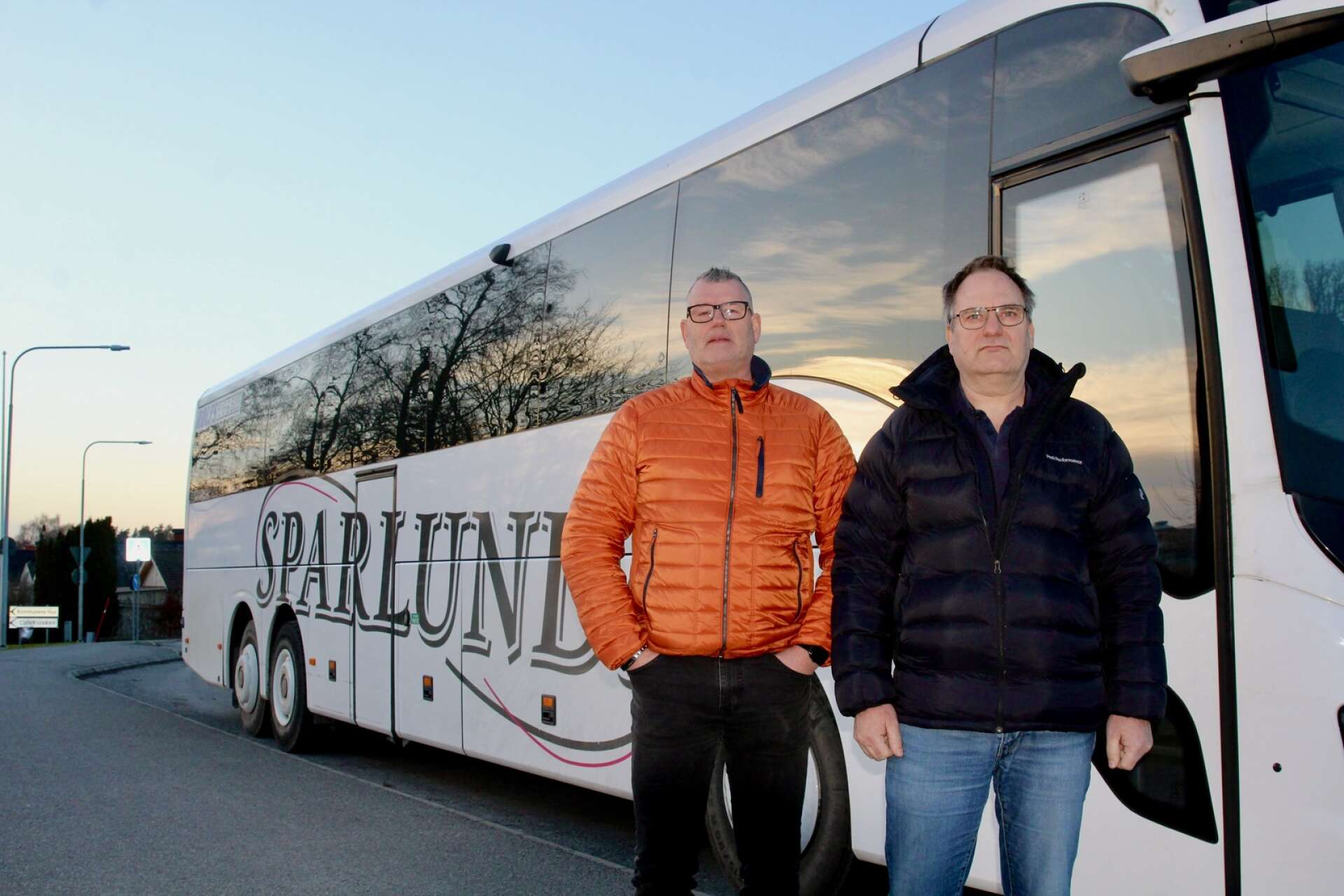 Stefan Wikstedt och Ulf Sahlin satt bakom ratten när två bussar från Grästorp åkte mot den ukrainska gränsen för att hämta flyktingar. 