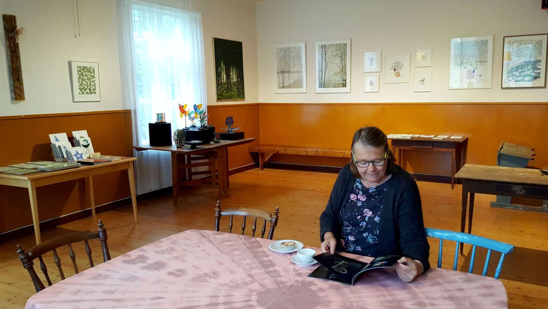 Monika Fjaestad berättar att det är fjärde gången med sommarutställning i den gamla skolan i Åstenäs, Mangskog. 