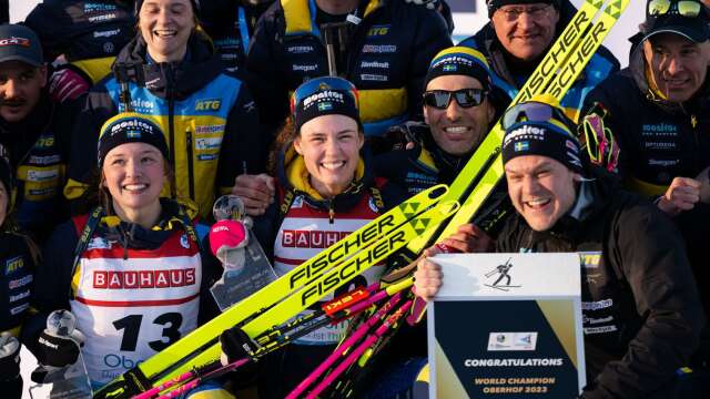 Linn Persson och Hanna Öberg firar VM-medaljerna med den svenska truppen.