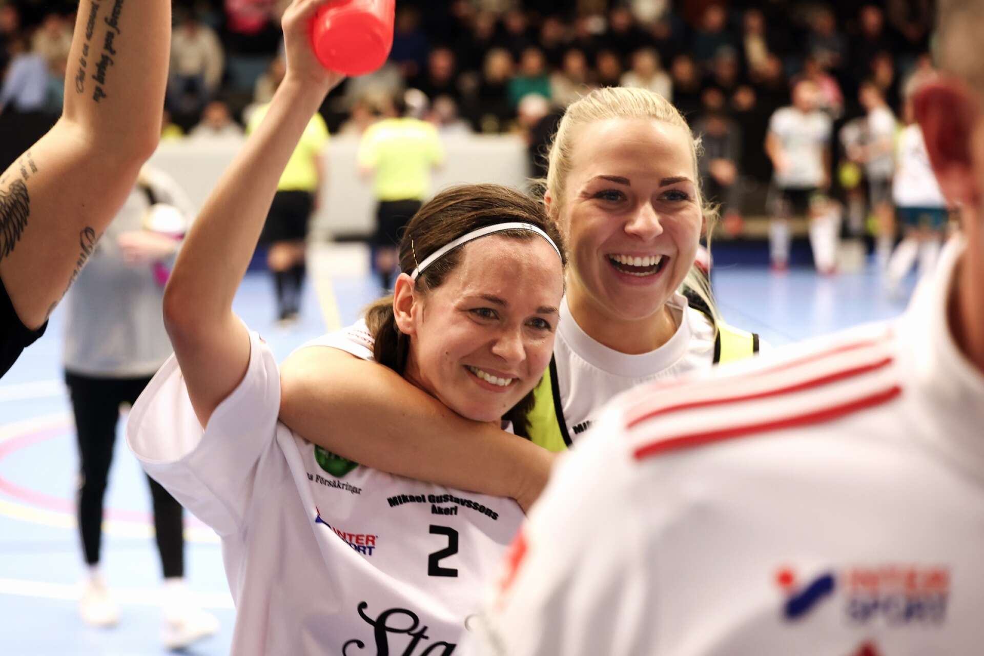 En jublande glad matchjälte Maria ”Marre” Johansson efter Rådas finalseger 2023. 