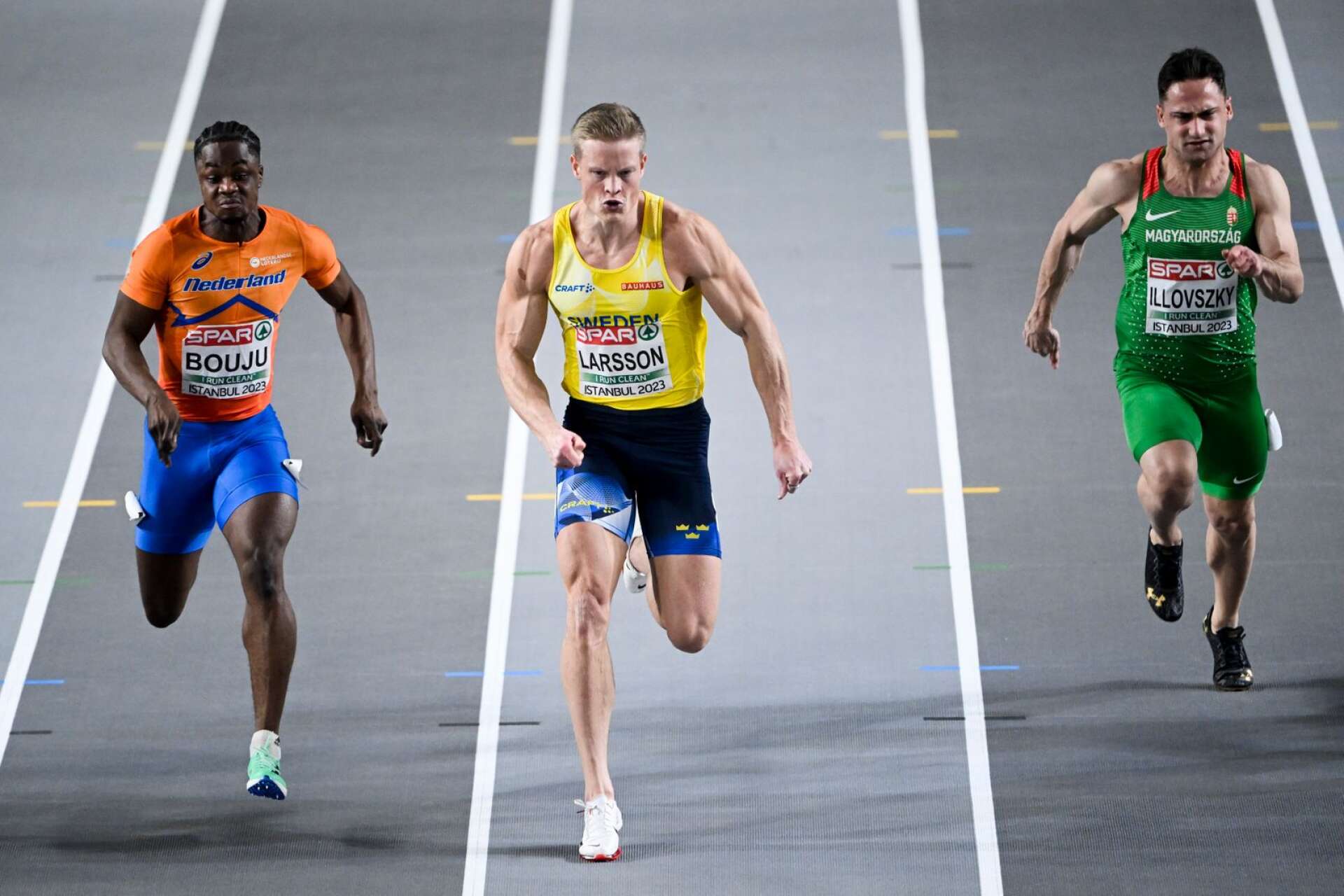 Sveriges Henrik Larsson vann sin semifinal på 60 meter på inomhus-EM i Turkiet på tangerat svenskt rekord 6,56 sekunder.