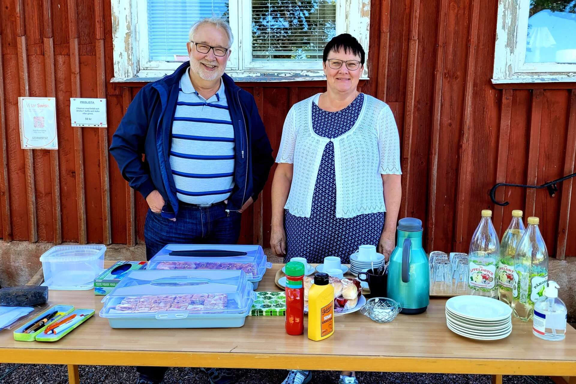 Ragnvald och Marianne Andersson serverade fika under Träff-punkt Täng.
