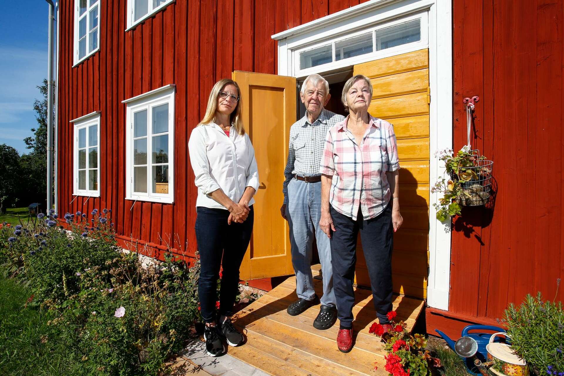 I augusti var det bistra miner på Busteruds gård, men nu firar Eva, Hans och Britta Götbrink att planerna på att utvidga industriområdet har stoppats. 