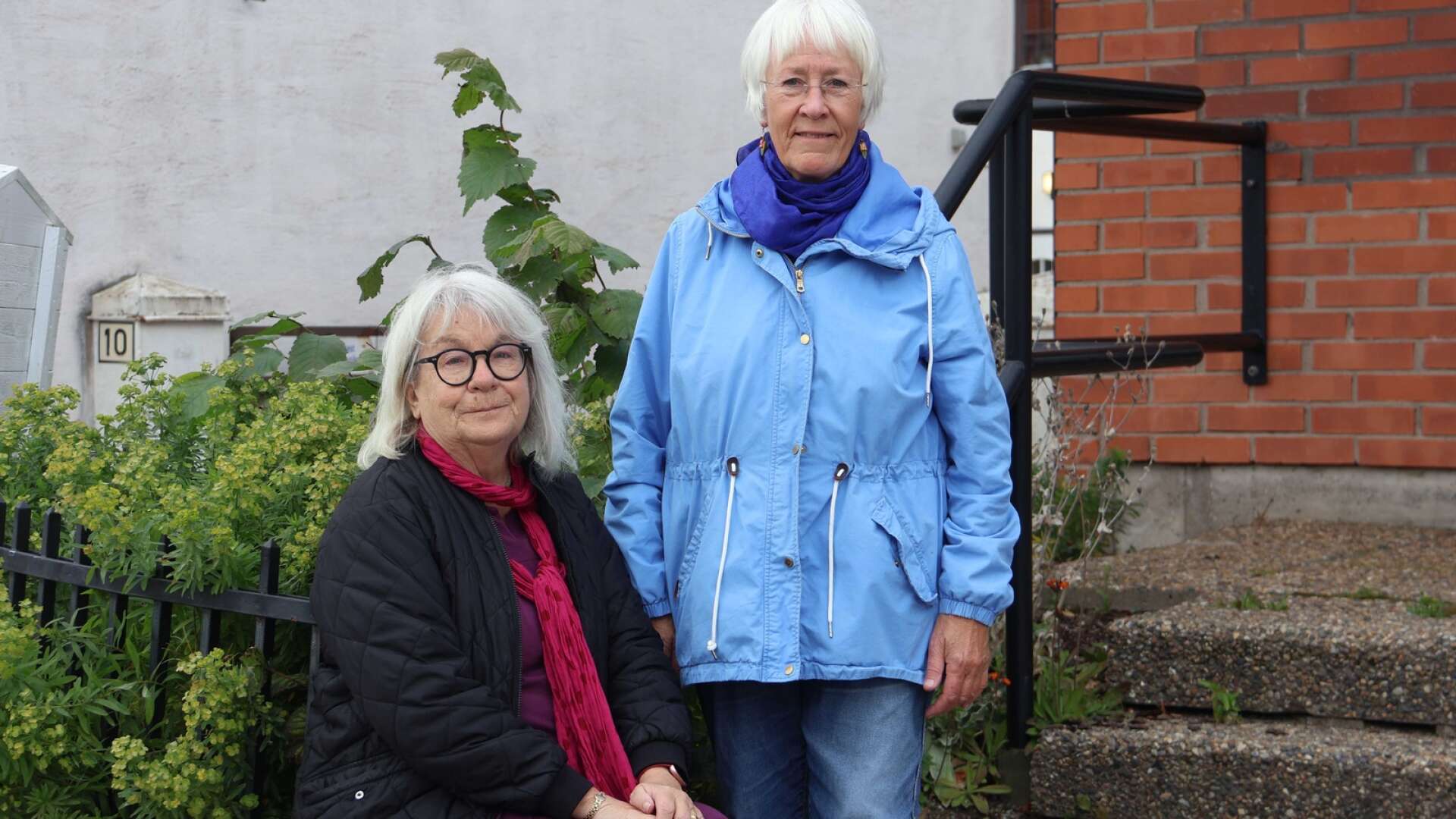 Inger Stranding, till vänster och Inga-Lill Steffner i konstföreningen Galleri Olika, som har en utställning i Åmål i början av nästa år.