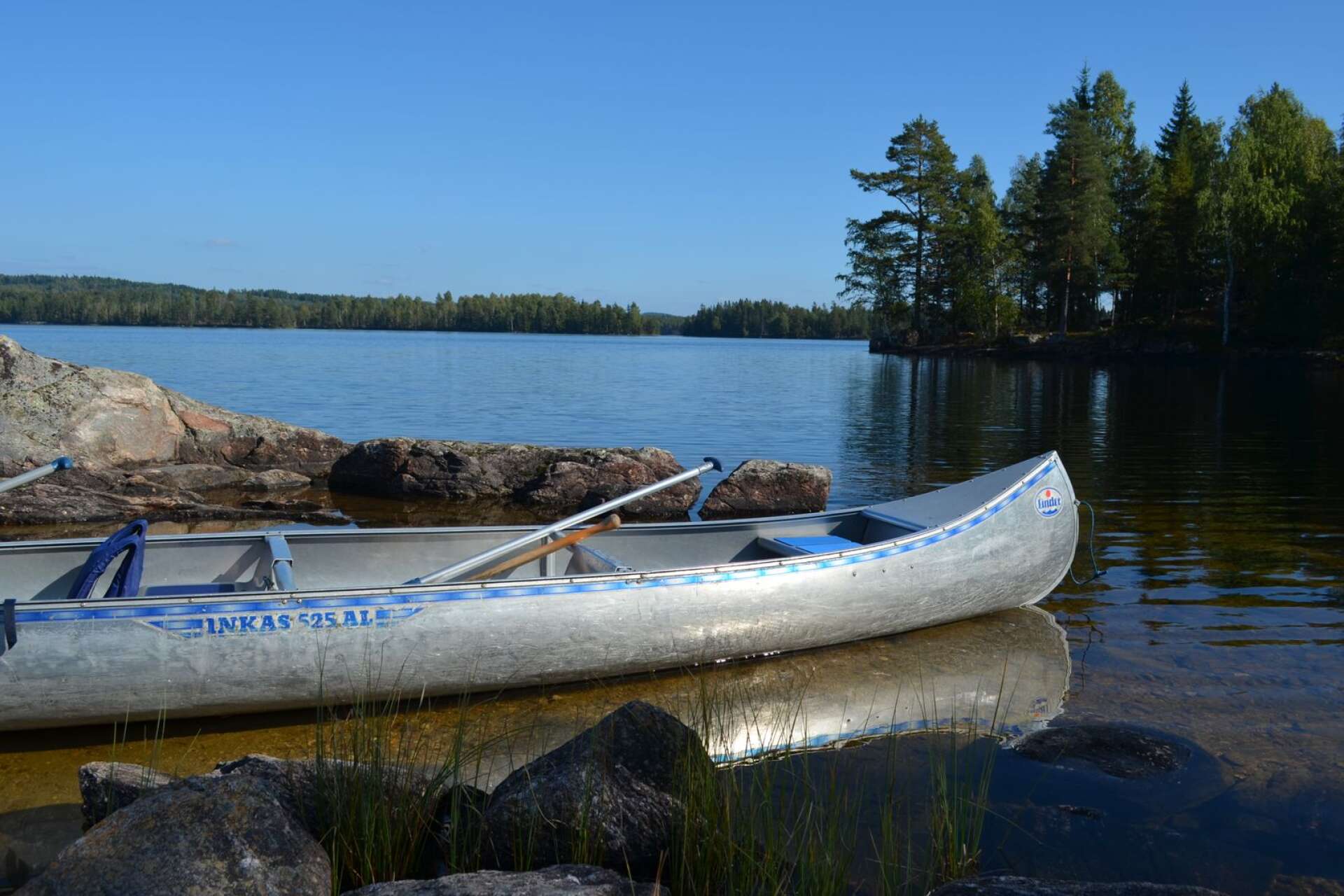 Det finns både båtar och kanoter att hyra i Glaskogen. De hyrs vid informationscentret i Lenungshammar.