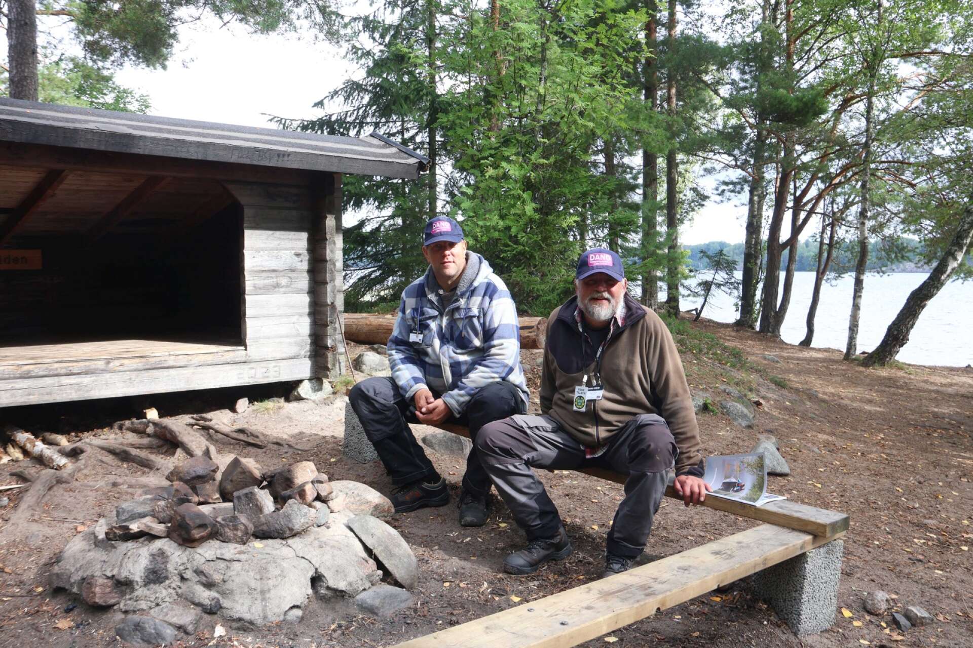 Jürgen Parth och Ulf Danielsson har varit naturvärdar i 11-12 år och kan sina lägerplatser, här på Sandudden i Torrskog.
