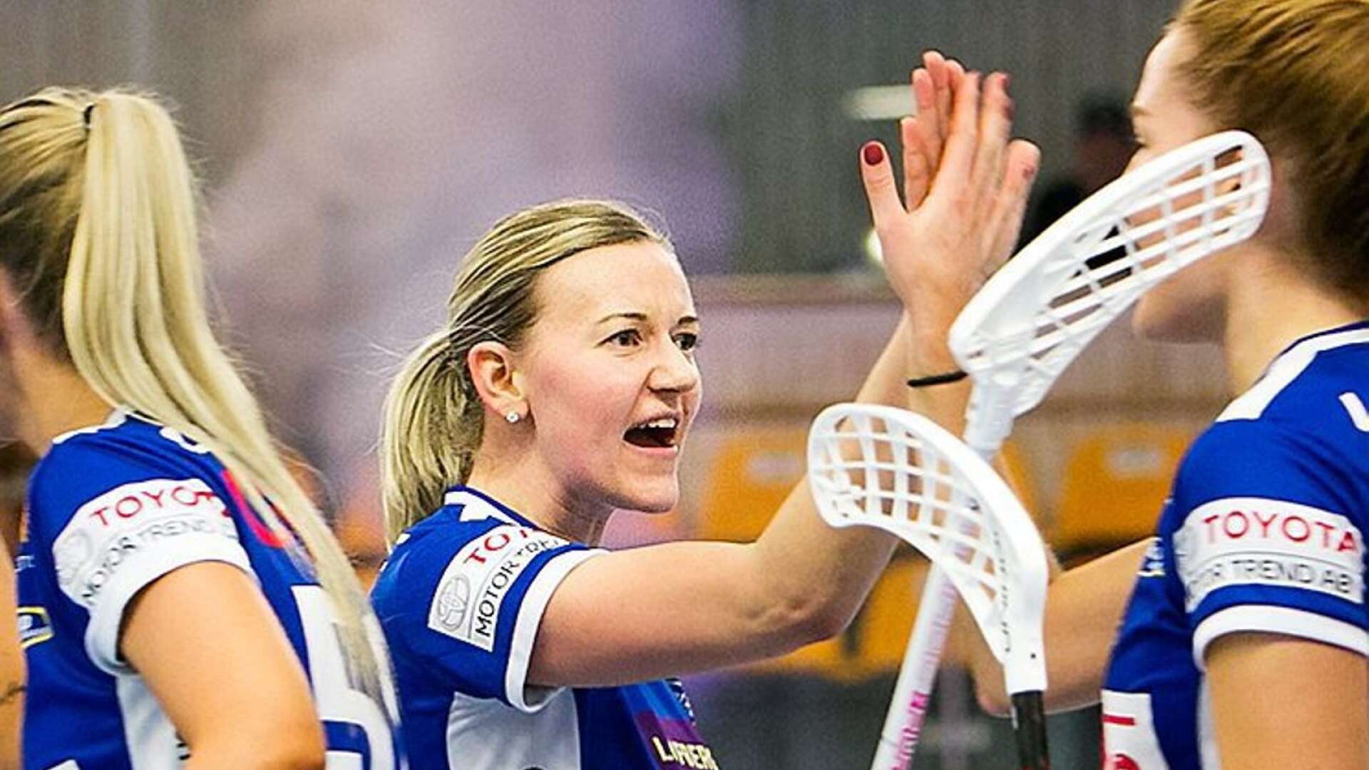 Under måndagen stod det klart att Adina Augustsson fortsätter i Karlstad och att laget kommer att tränas av Joacim Holmén.
