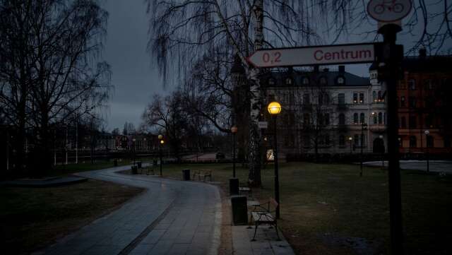 Innan lykstolparna lagades blev det snabbt väldigt mörkt på cykelvägen vid operahuset i Karlstad.