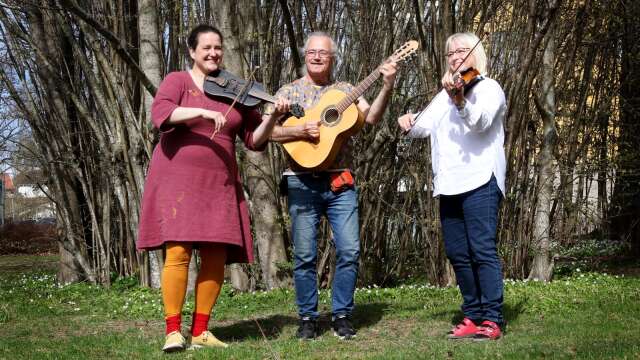 Kristin Svensson, Lennart Svensson och Pille Luur är entusiastiska inför torsdagens konsert där Fornfela trio möter kulturskolans elever.