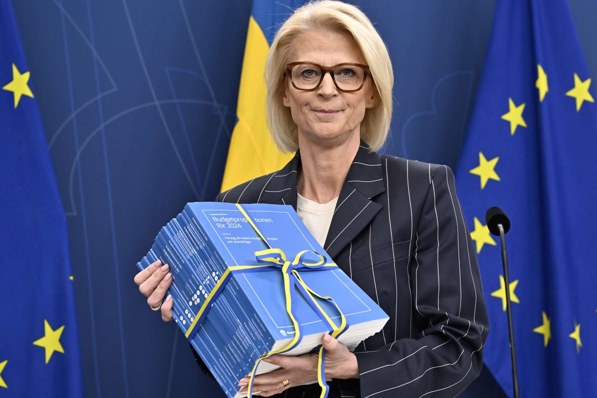 Finansminister Elisabeth Svantesson (M) visar upp budgetpropositionen för 2024.