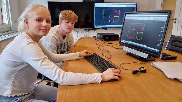 Praoeleverna Nathalie Johansson och Eric Nilsson Struck ritar upp ett hus i ett dataprogram.