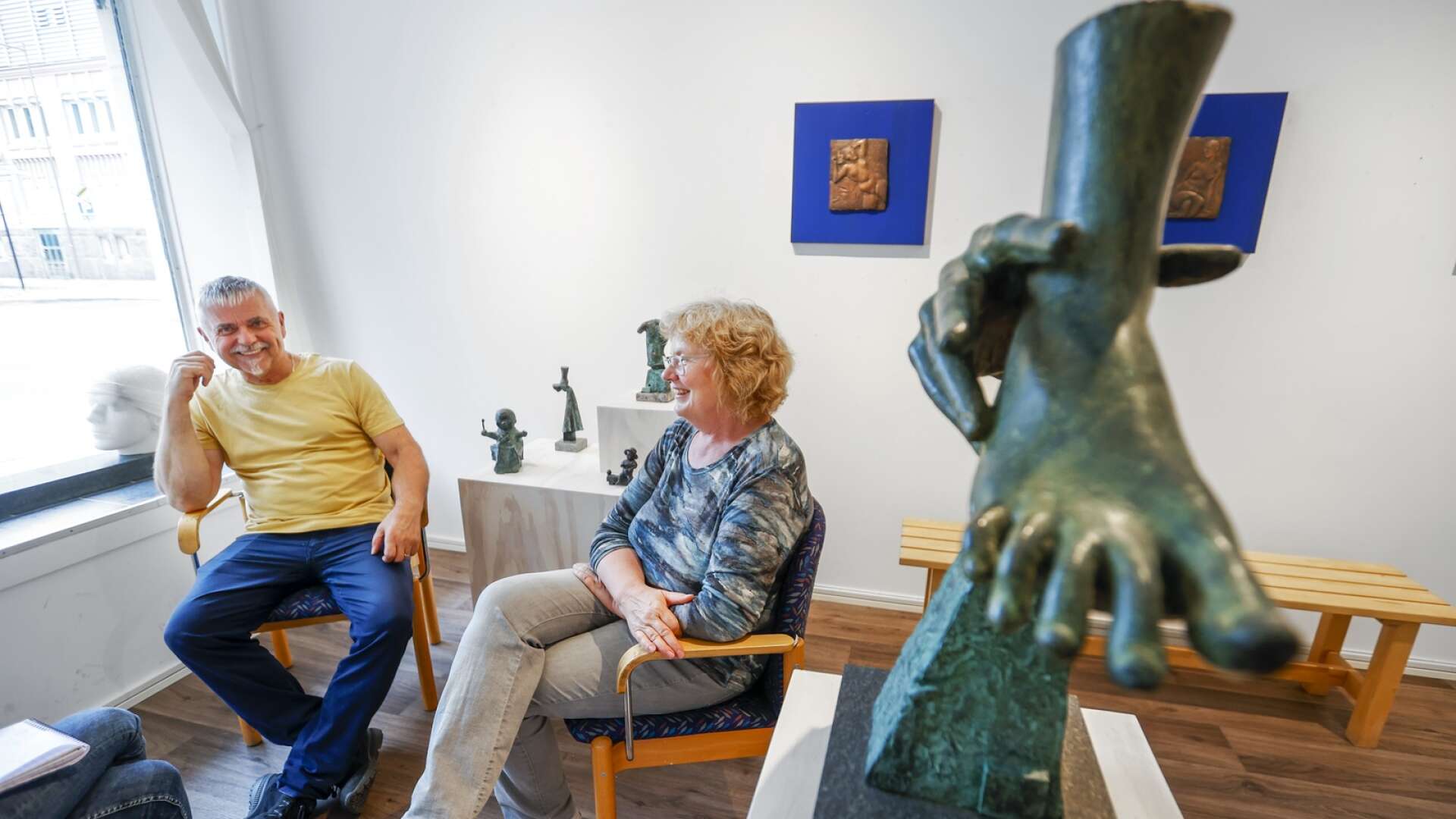 Ann Carlsson Korneev och Viktor Korneev ställer ut på Galleri Konst i Karlstad. De har levt och verkat tillsammans i 25 år och har redan innan utställningen satt spår i Karlstad.