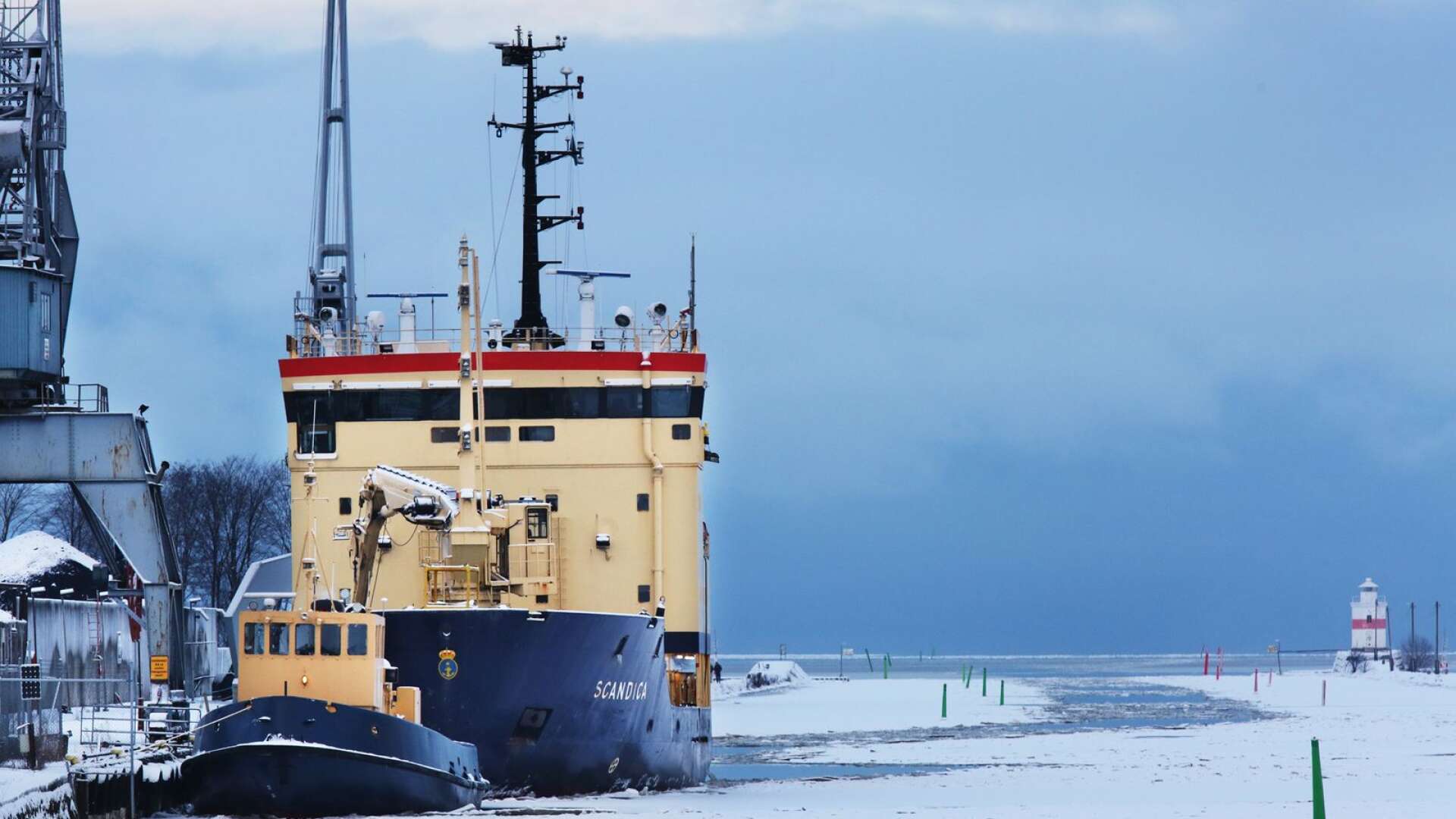 Isen har lagt sig på Vänern och det isbrytande fartyget Scandica är på plats så att sjöfarten kan fungera som den ska.