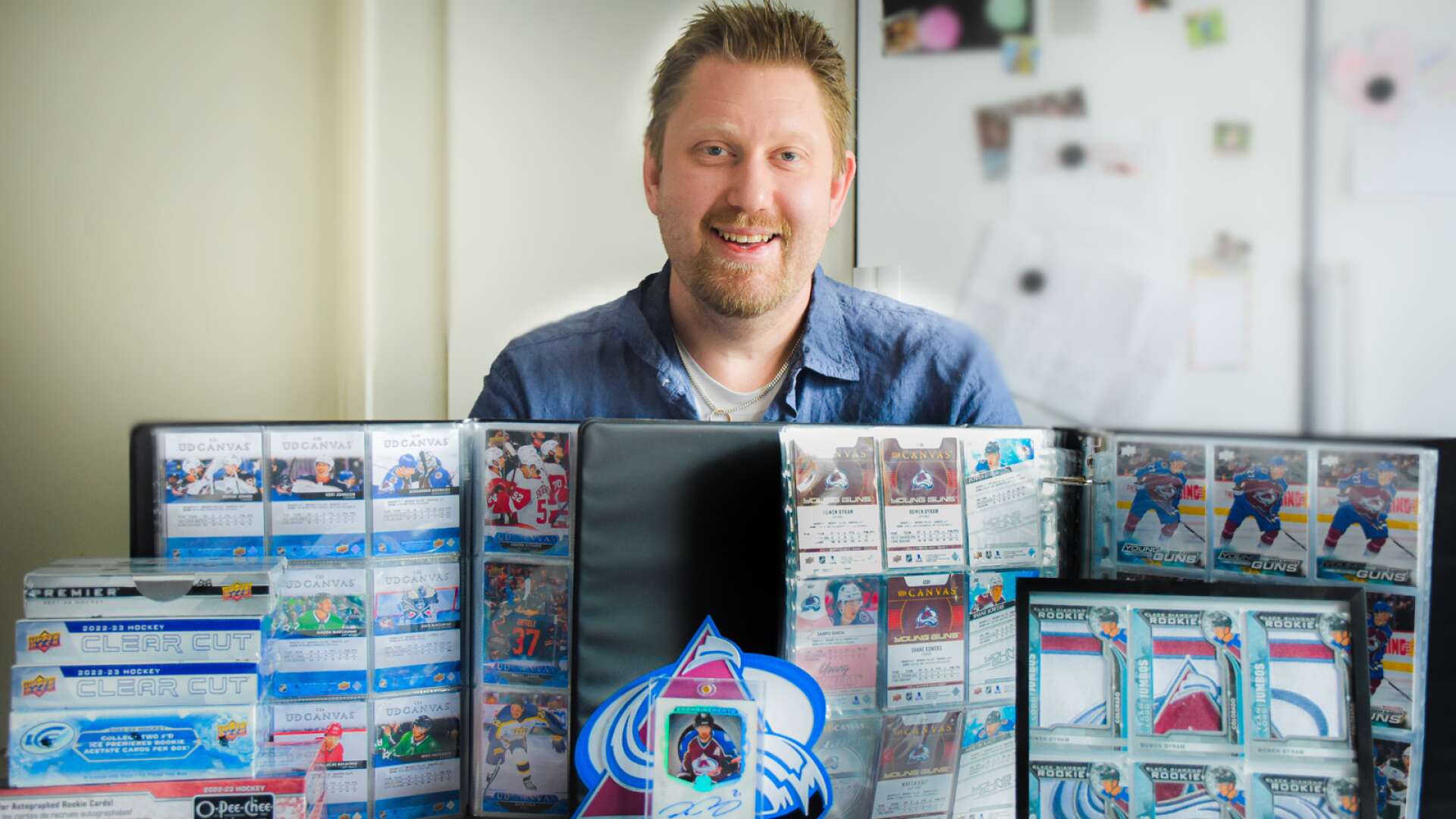 Jonas Carlsson i Kristinehamn har nyligen startat företaget JC Cards-O-Mania, där han säljer hockeykort på nätet.