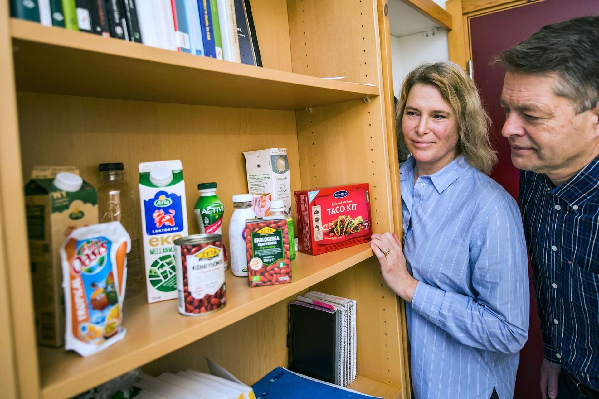 Miljöforskarna Helén Williams och Fredrik Wikström publicerade sin första studie som visade att matsvinnet har större betydelse än förpackningarna, när det gäller miljöpåverkan, för drygt tio år sedan. Här tittar de på några exempel på förpackningar som Helén har i hyllan på sitt kontor på Karlstads universitet.