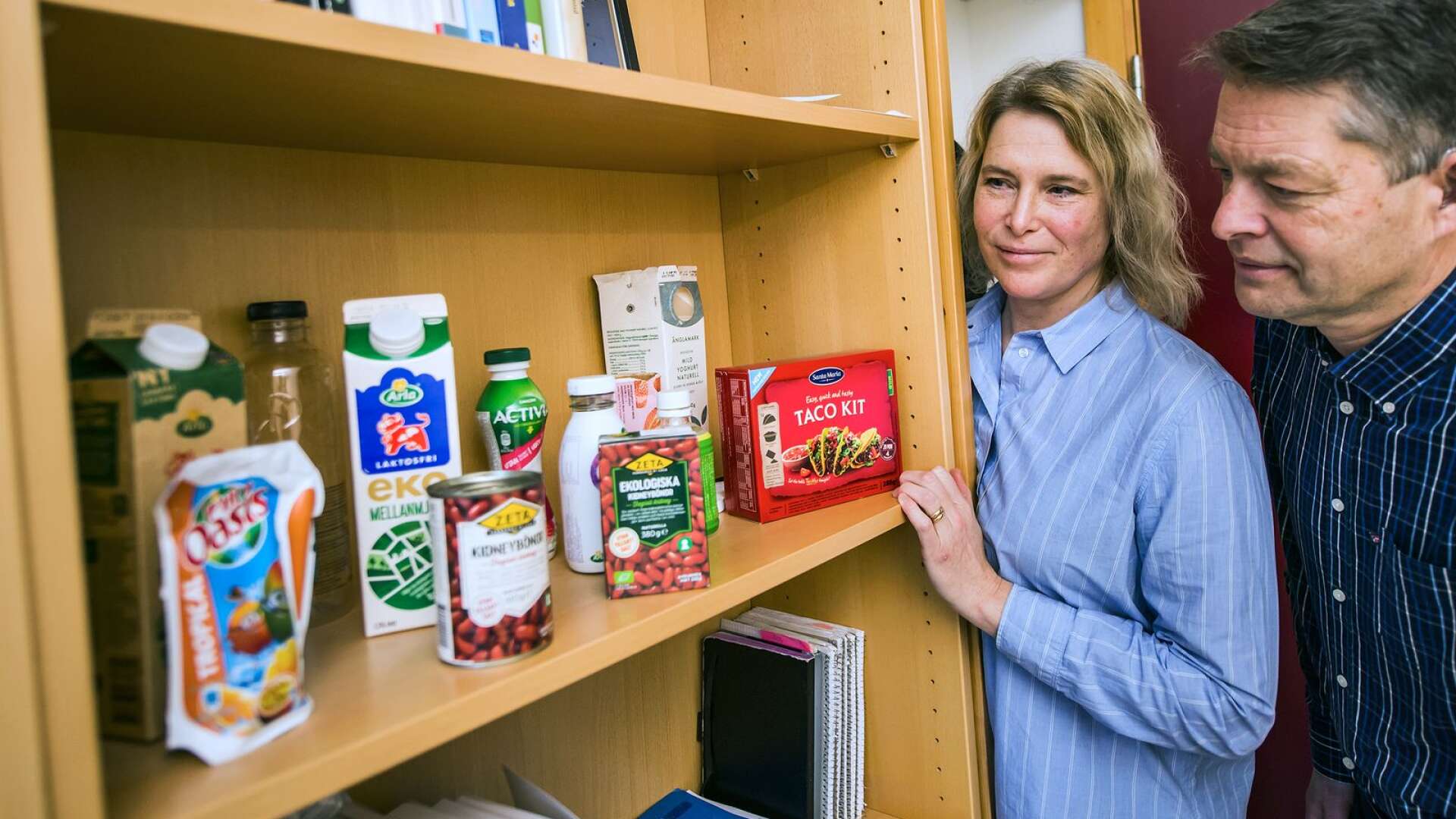 Miljöforskarna Helén Williams och Fredrik Wikström publicerade sin första studie som visade att matsvinnet har större betydelse än förpackningarna, när det gäller miljöpåverkan, för drygt tio år sedan. Här tittar de på några exempel på förpackningar som Helén har i hyllan på sitt kontor på Karlstads universitet.