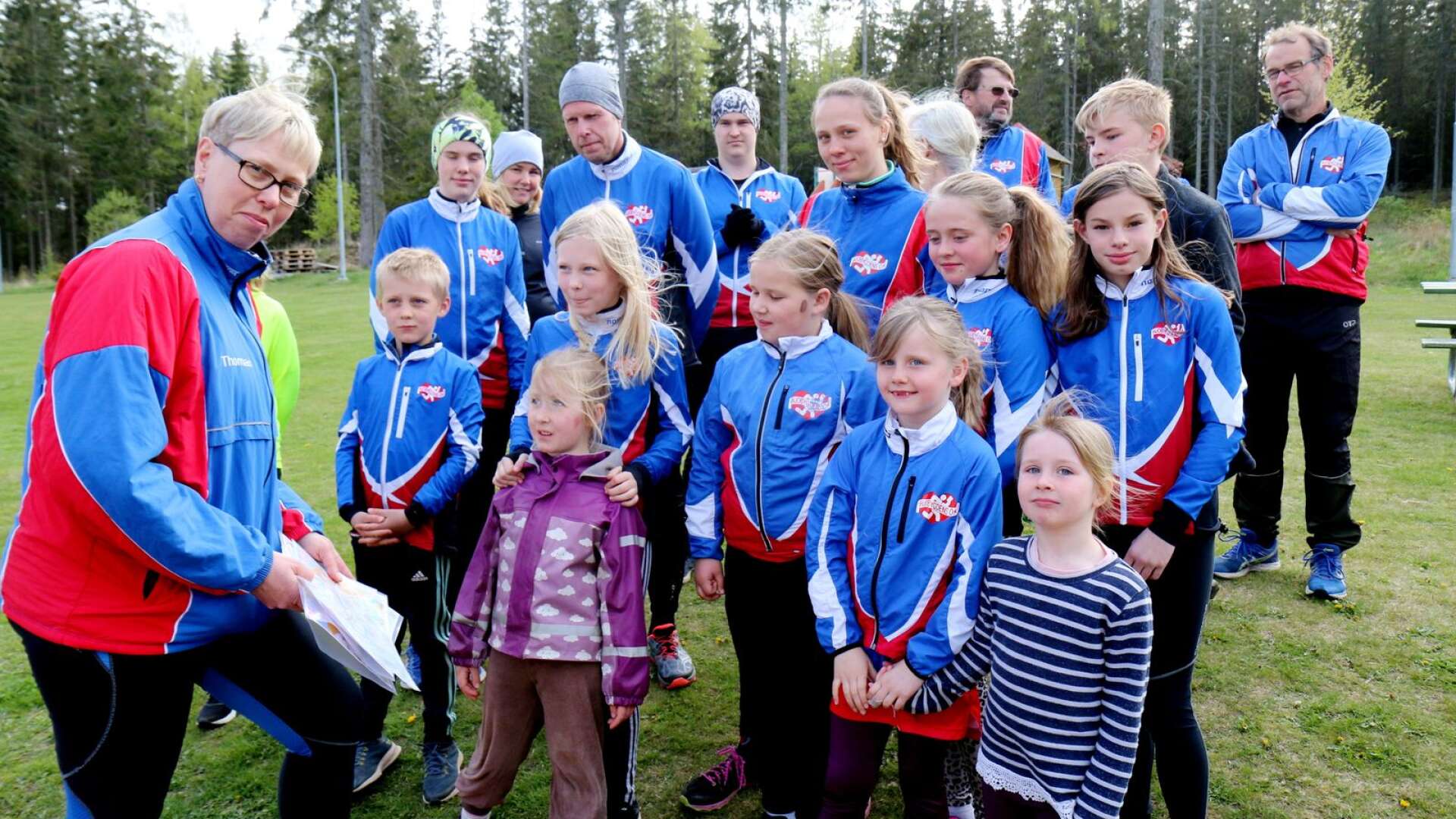 Ann-Kristin Jansson höll i träningen och visade alla träningssugna de olika orienteringskartorna.