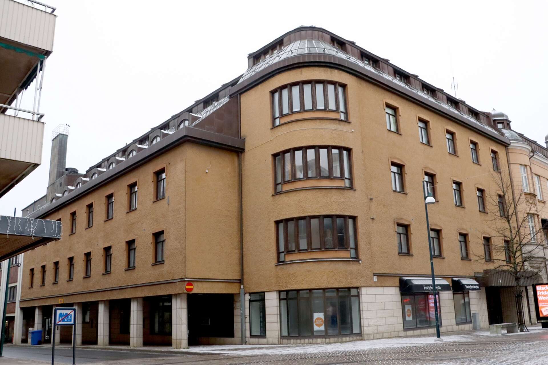Oscar Properties befinner sig i en ekonomisk kris, men äger fortfarande fastigheten Vidar 1 i Skövde.