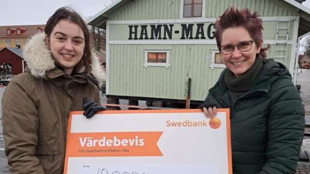 Madelene Danielsson, tf kontorschef Swedbank Skövde &amp; Tibro, överlämnar checken på 10 000 kronor till Karola Svensson, ordförande i Hjo Dykarklubb.