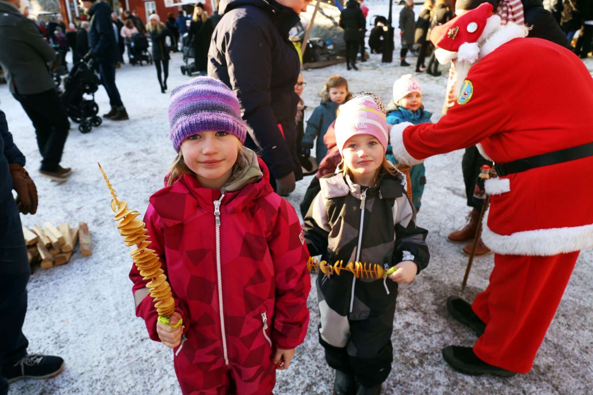 Systrarna Thea och Nova Rönnehäll Fridlund, 7 och 4 år, passade på att hälsa på tomten.